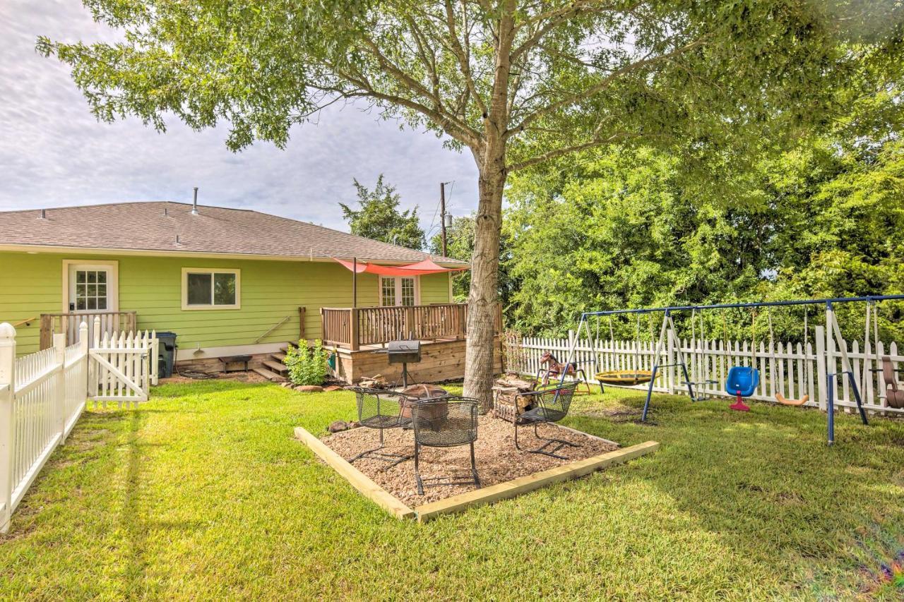 The Gathering Place Brenham Home On 6 Acres Exterior photo